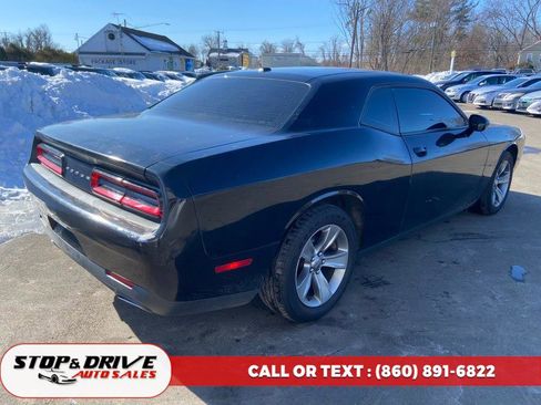 Used 2015 Dodge Challenger SXT image 5