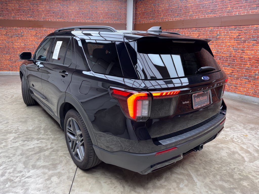 Used 2025 Ford Explorer ST-Line w/ ST-Line Street Pack AWD/4WD image 2