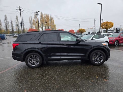 Used 2022 Ford Explorer XLT w/ Equipment Group 202A image 4