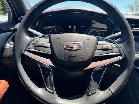 Used 2022 Cadillac XT5 Premium Luxury w/ Technology Package FWD image 9