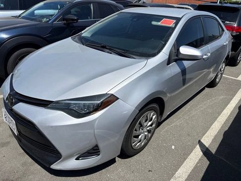 Used 2018 Toyota Corolla LE FWD image 2