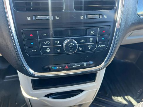 Used 2016 Chrysler Town & Country Touring w/ Driver Convenience Group FWD image 25