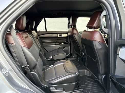 Used 2022 Ford Explorer Platinum w/ Equipment Group 601A AWD/4WD image 10
