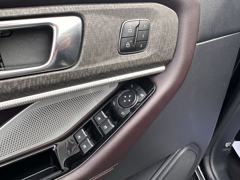 Used 2025 Ford Explorer Platinum image 18