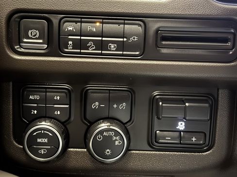 Used 2022 Chevrolet Tahoe Z71 w/ Off-Road Capability Package image 31