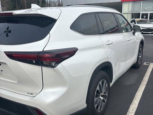 Used 2024 Toyota Highlander XLE image 3