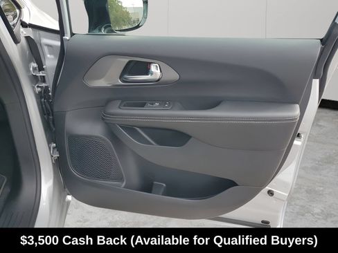 New 2026 Chrysler Pacifica Select FWD image 15