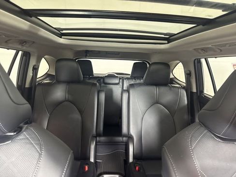 Used 2025 Toyota Highlander Platinum image 14