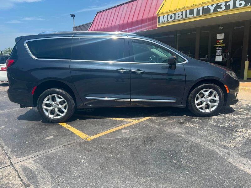 Used 2019 Chrysler Pacifica Touring-L Plus w/ Tire & Wheel Group FWD image 4