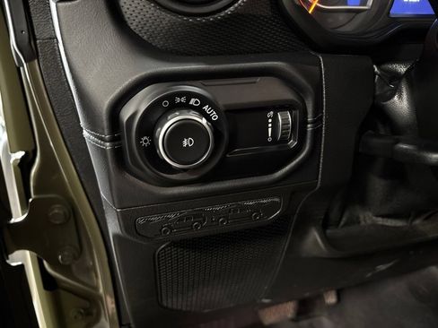 Used 2025 Jeep Wrangler Unlimited Rubicon AWD/4WD image 13