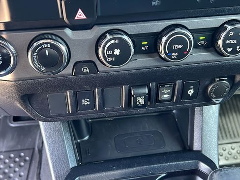 Used 2019 Toyota Tacoma TRD Off-Road AWD/4WD image 18