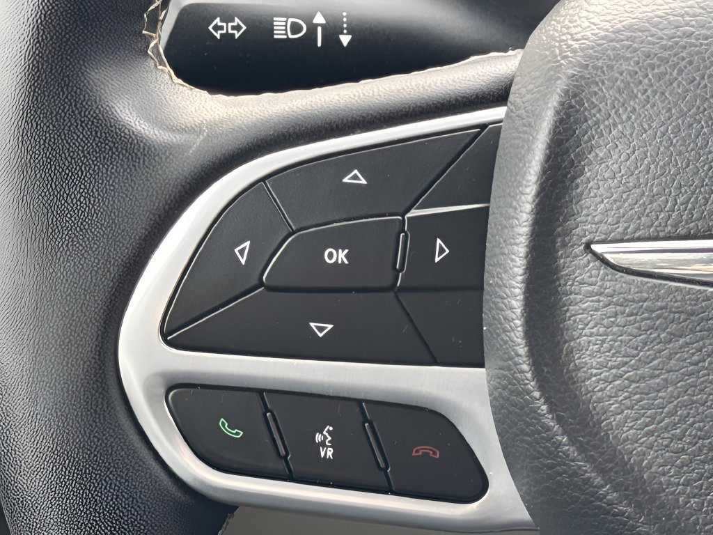 Used 2024 Chrysler Pacifica Touring-L FWD image 16