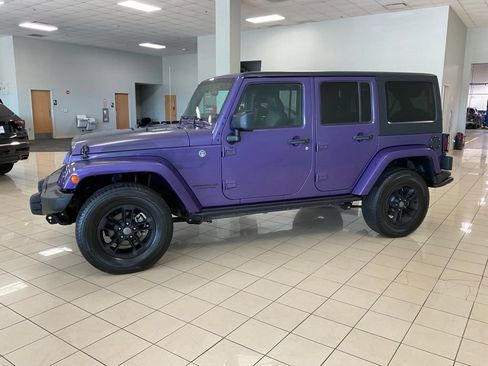 Used 2017 Jeep Wrangler Unlimited Sahara AWD/4WD image 4