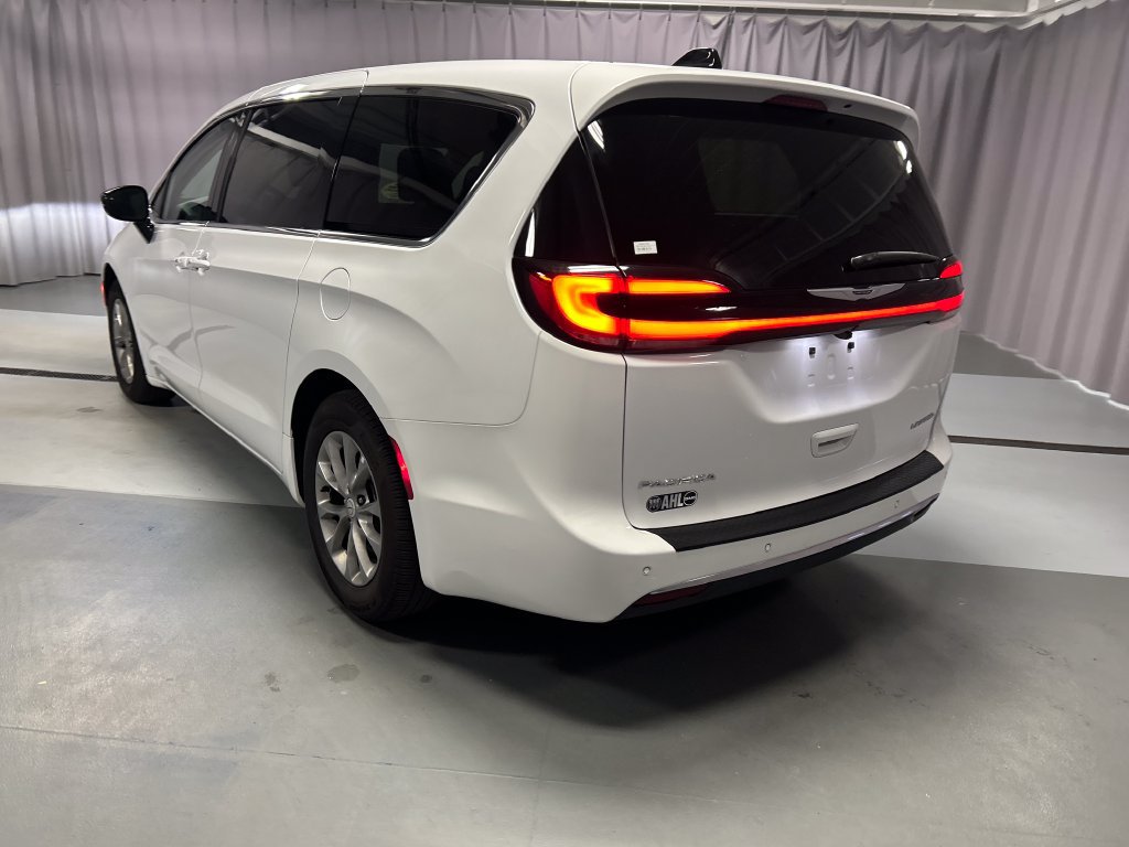 Used 2026 Chrysler Pacifica Limited FWD image 5