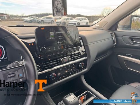 Used 2024 Nissan Pathfinder Platinum image 16