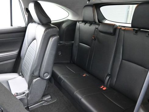 Used 2024 Toyota Highlander XLE FWD image 27