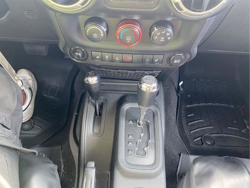 Used 2017 Jeep Wrangler Unlimited Sahara w/ Connectivity Group AWD/4WD image 33