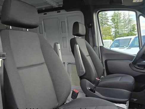 Used 2025 Mercedes-Benz Sprinter 2500 image 13