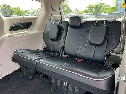 Used 2024 Chrysler Pacifica Limited FWD image 12