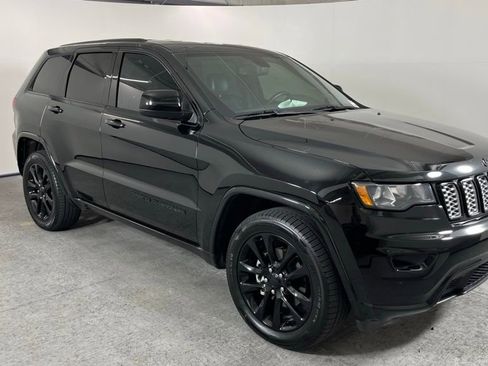 Used 2019 Jeep Grand Cherokee Altitude AWD/4WD image 3
