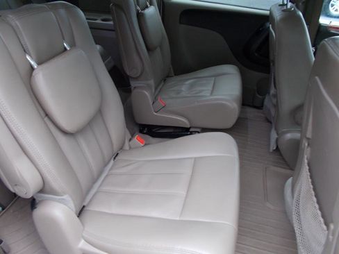 Used 2016 Chrysler Town & Country Touring image 23