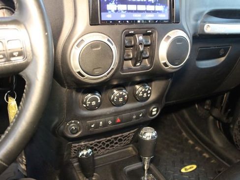 Used 2017 Jeep Wrangler Unlimited Rubicon w/ Dual Top Group AWD/4WD image 17