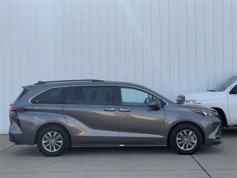Used 2024 Toyota Sienna XLE image 3