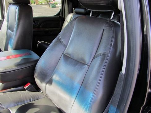 Used 2011 Cadillac Escalade EXT image 28