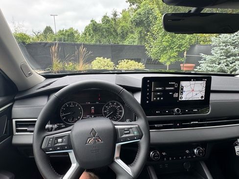 New 2025 Mitsubishi Outlander SE image 25