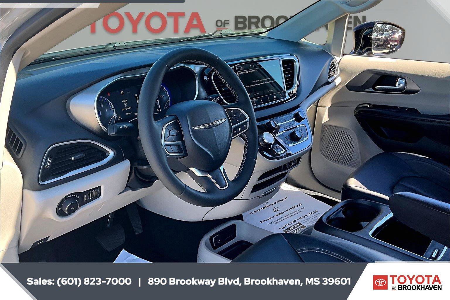 Used 2024 Chrysler Pacifica Touring-L FWD image 12