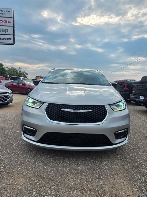 Used 2024 Chrysler Pacifica Touring-L FWD image 2