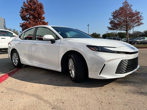 Used 2025 Toyota Camry LE image 5