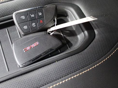 Used 2022 GMC Yukon AT4 AWD/4WD image 18