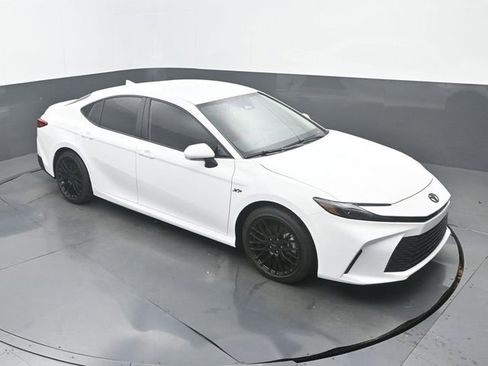 Used 2025 Toyota Camry LE w/ Convenience Package image 27