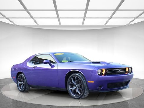 Used 2019 Dodge Challenger SXT w/ Plus Package image 3