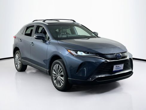 Used 2022 Toyota Venza XLE image 3