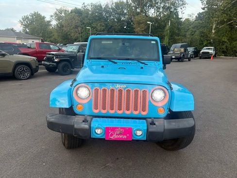 Used 2017 Jeep Wrangler Unlimited Sahara w/ Connectivity Group AWD/4WD image 2