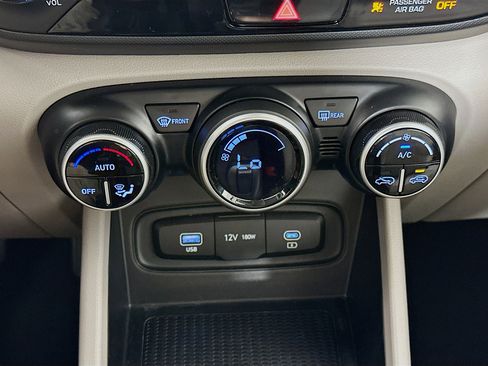 Used 2025 Hyundai Venue SEL FWD image 23