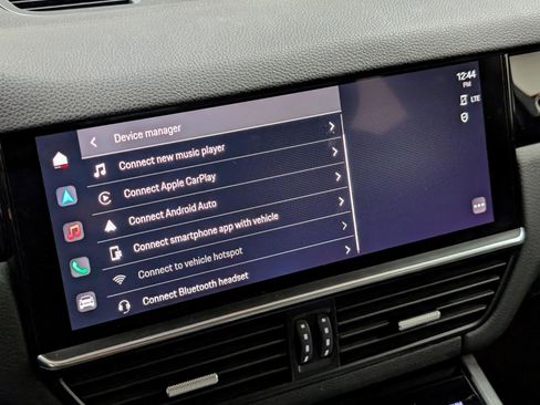 Used 2022 Porsche Cayenne Platinum Edition w/ Premium Package image 38