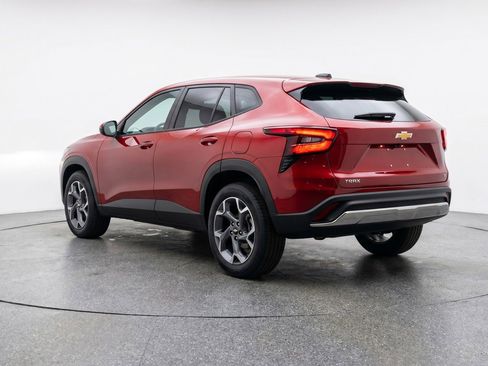 Used 2025 Chevrolet Trax LT FWD image 6