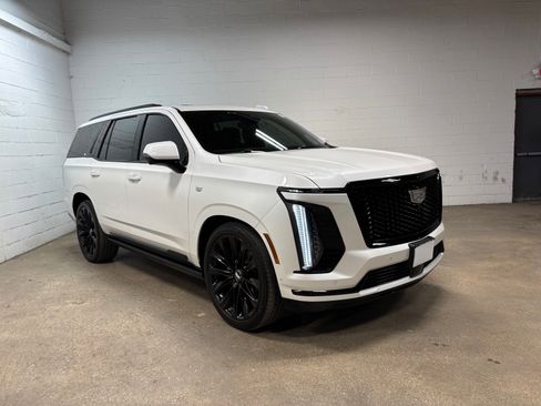 Used 2025 Cadillac Escalade Sport Platinum w/ LPO, ONYX Package AWD/4WD image 4