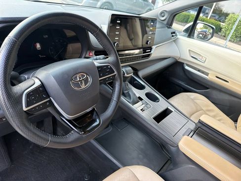 Used 2022 Toyota Sienna Limited AWD/4WD image 11
