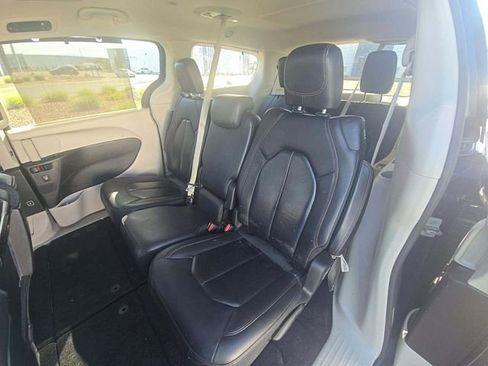 Used 2019 Chrysler Pacifica Touring-L Plus w/ Advanced Safetytec Group FWD image 7