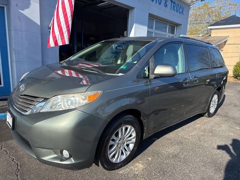 Used 2012 Toyota Sienna XLE image 4