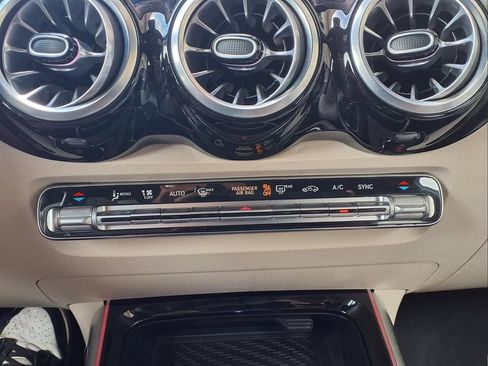 Used 2025 Mercedes-Benz GLB 250 w/ Exclusive Package image 18