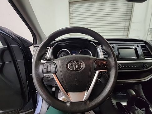 Used 2017 Toyota Highlander LE FWD image 10