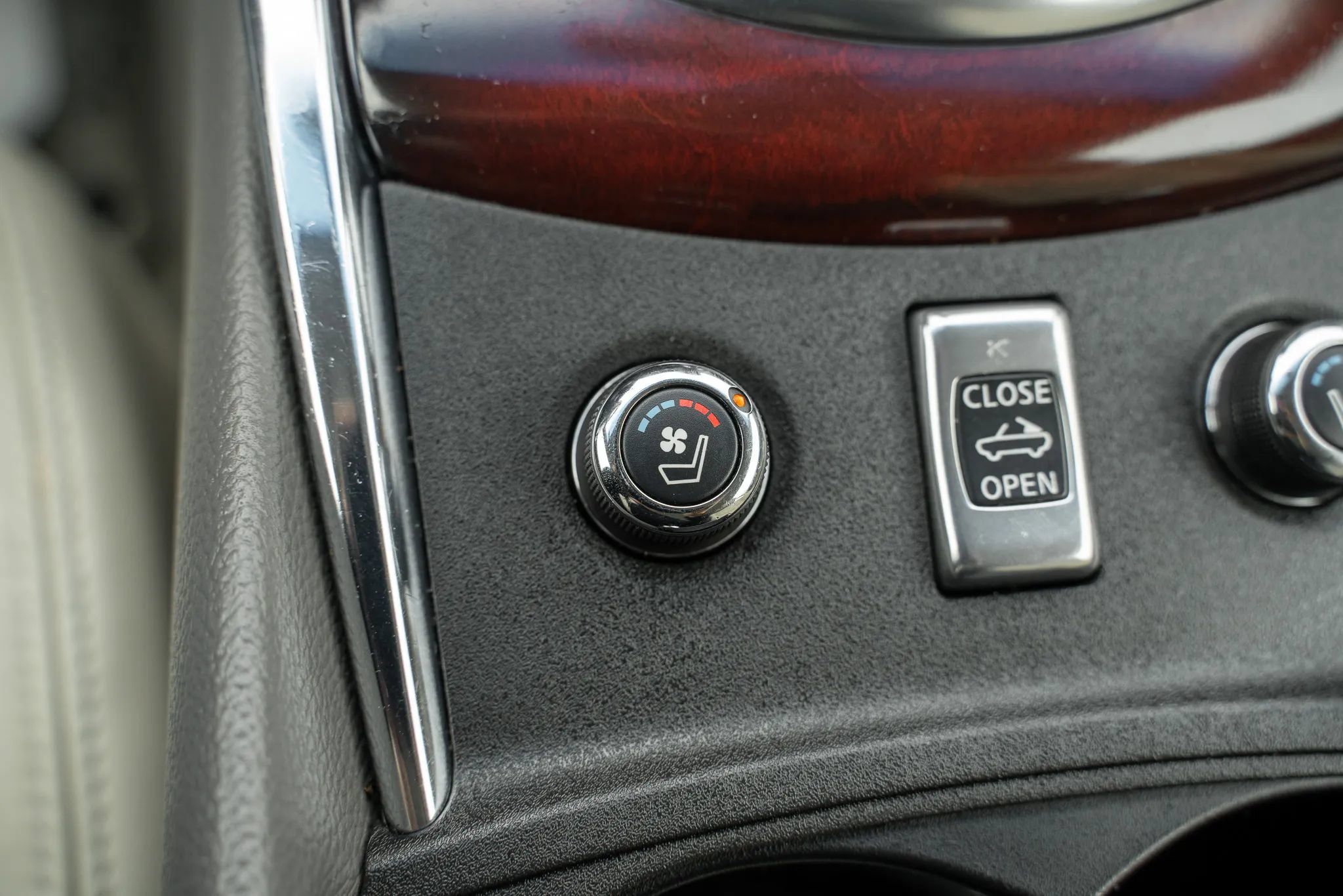 Used 2012 INFINITI G37 Convertible w/ Premium Pkg RWD image 22