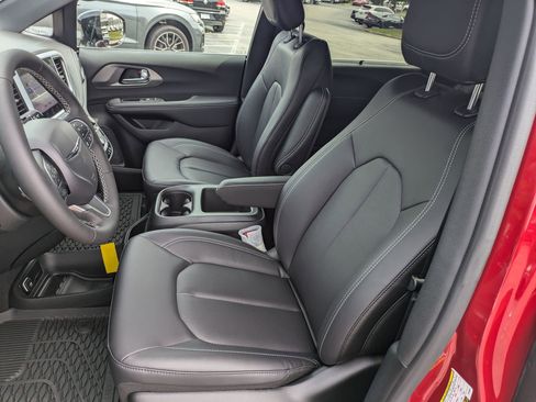 New 2026 Chrysler Pacifica Select FWD image 18