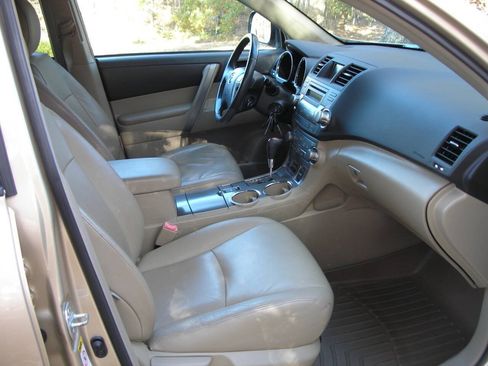 Used 2010 Toyota Highlander SE FWD image 8