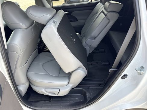 Used 2023 Toyota Highlander XLE AWD/4WD image 14